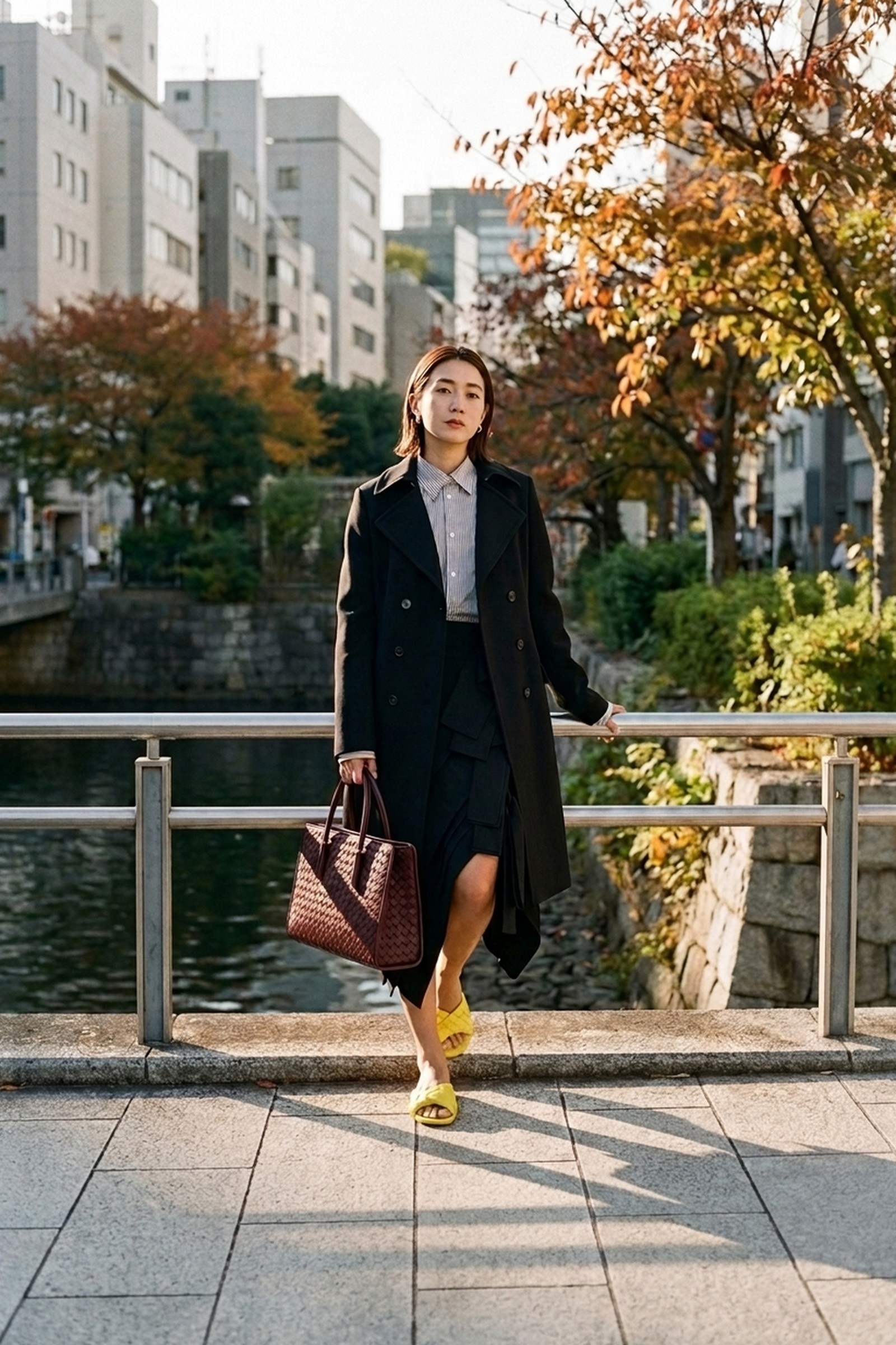 BOTTEGA VENETA、秋風の午後、深みを纏う。