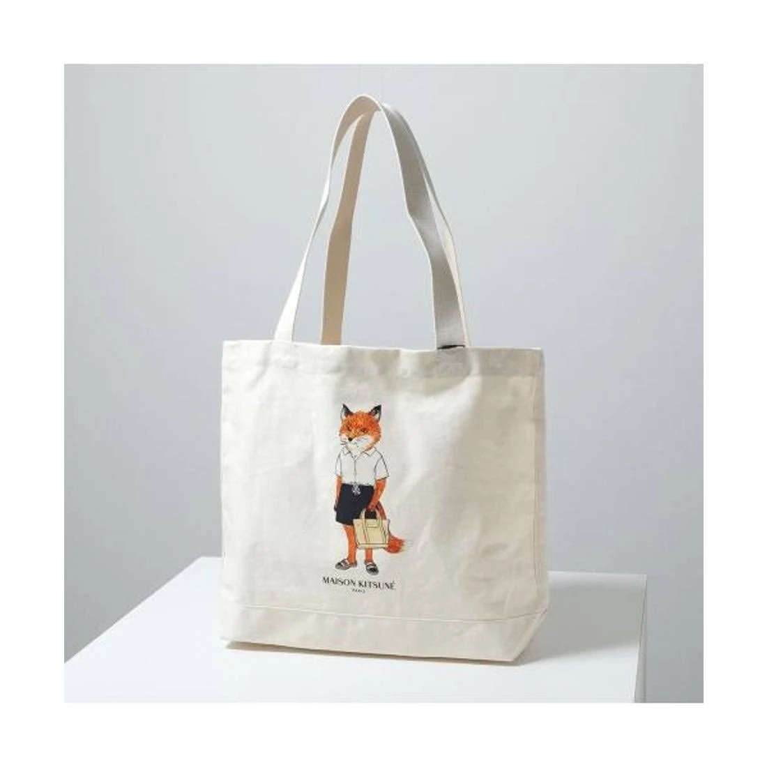 MAISON KITSUNE キャンバストートバッグ コーディネート集｜通年のスタイリング
